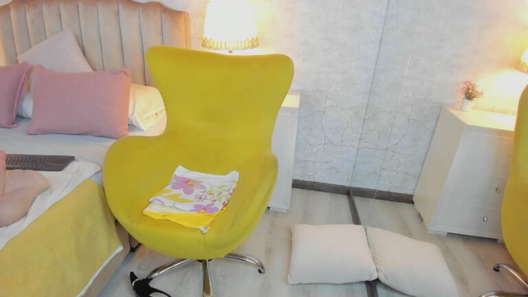 MoulinLamour's Streamate show and profile