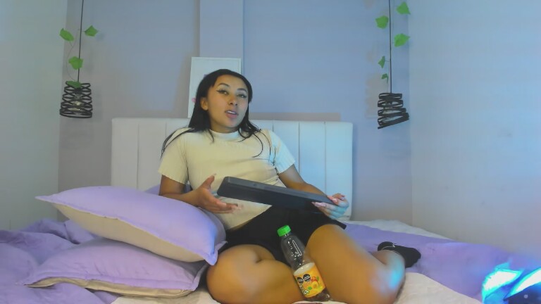 khalessyJ's Streamate show and profile