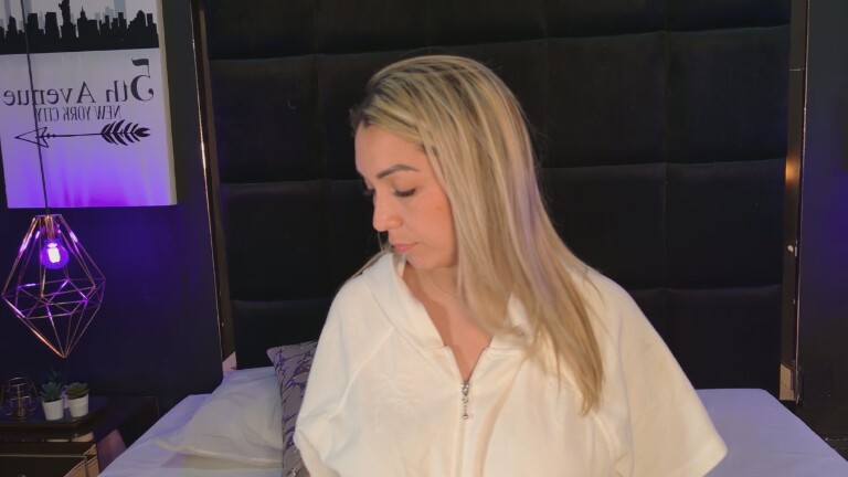 ZaraaSmith's Streamate show and profile